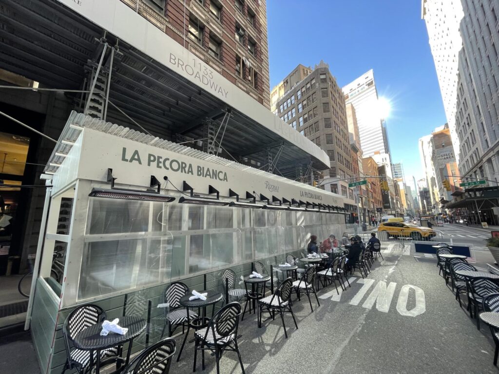 New York restaurant met eetgelegenheid buiten