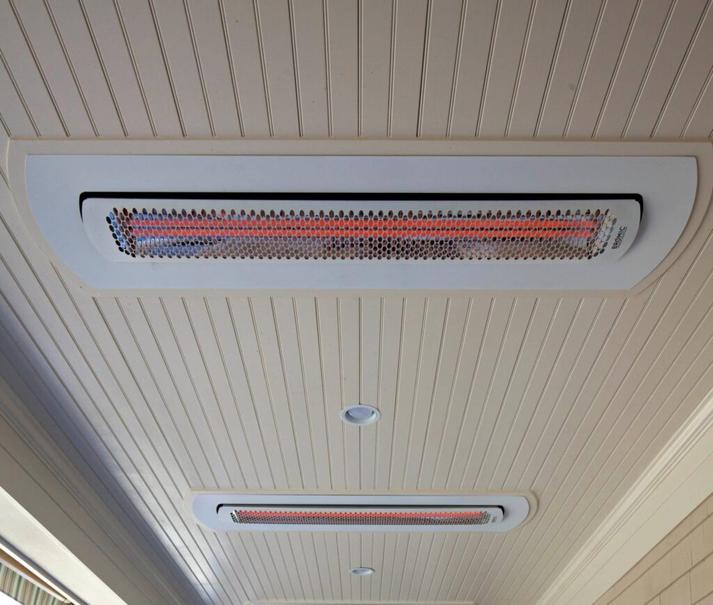 Witte elektrische verwarming ingebouwd in plafond op veranda